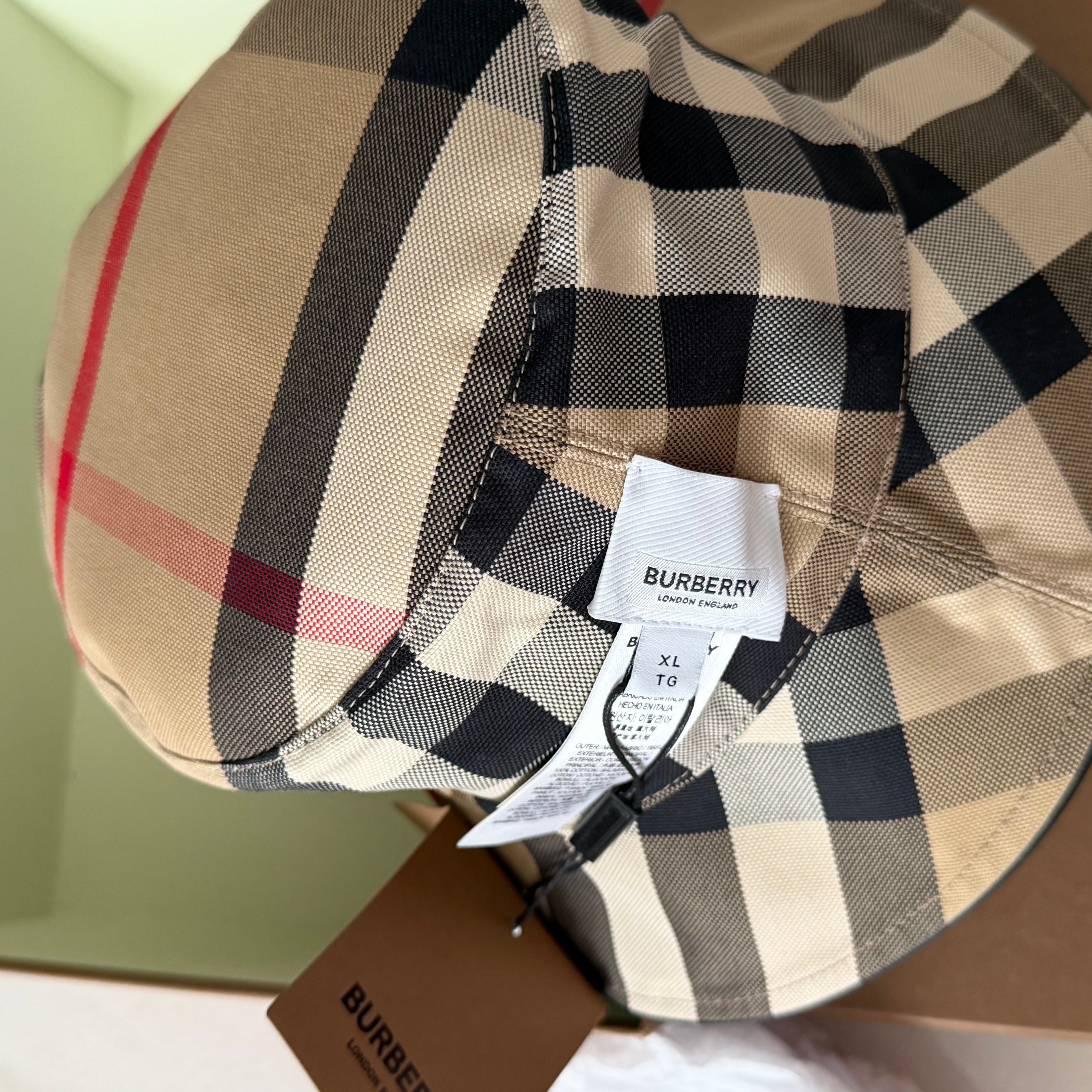 Burberry hat - XL